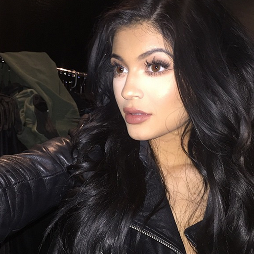 Kylie Jenner visar sin makeup för kvällen. Kylie Jenner visar sin makeup för kvällen.